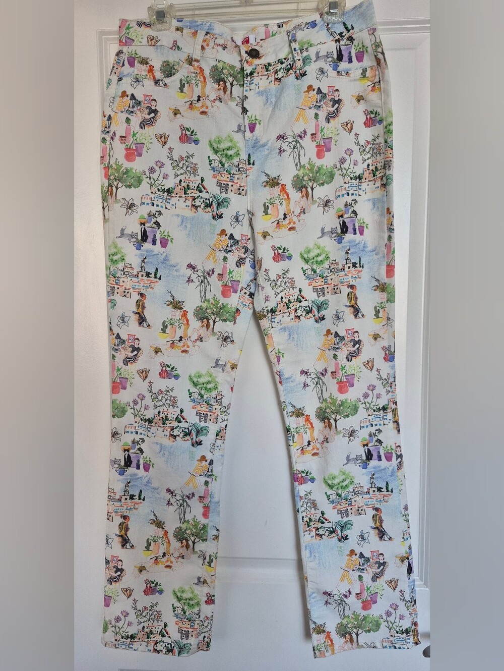 Scenic-Print White Cropped Pants with Multicolor Motif